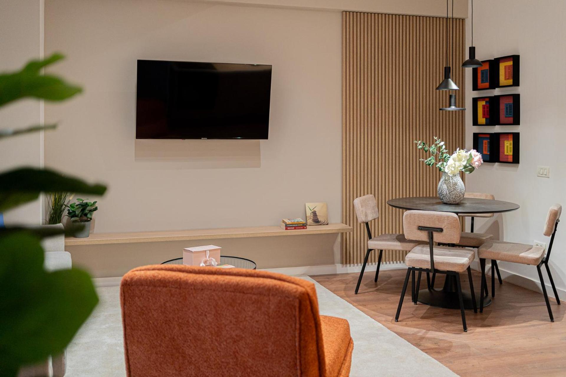 Modern & Spacious 2br - Steps To Cismigiu Gardens 公寓